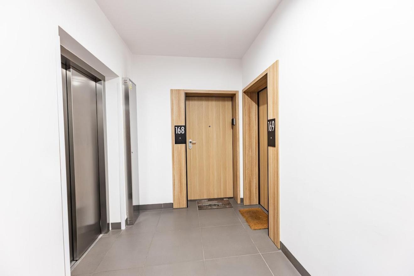 Fajny Apartament Z Parkingiem, Obok Metra. Варшава Экстерьер фото