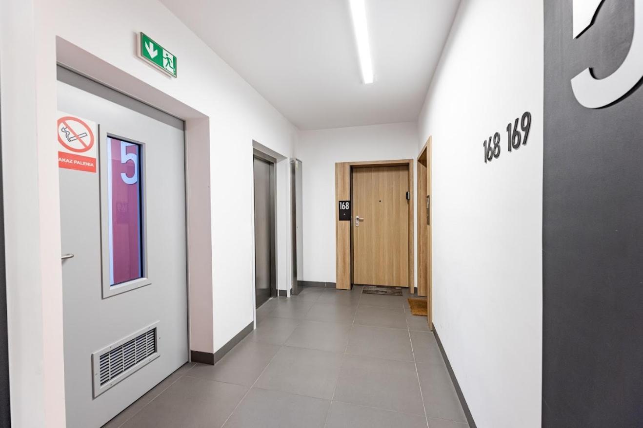 Fajny Apartament Z Parkingiem, Obok Metra. Варшава Экстерьер фото