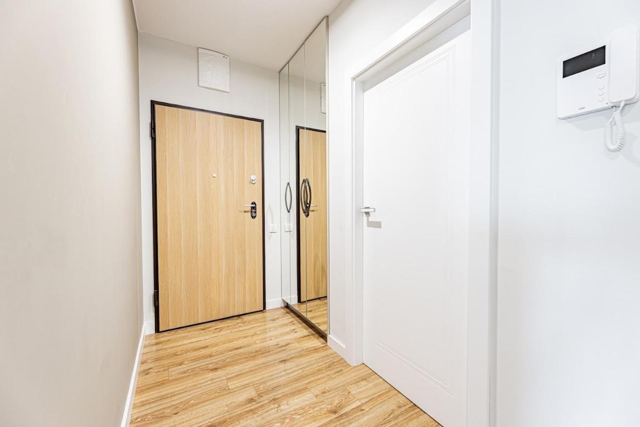 Fajny Apartament Z Parkingiem, Obok Metra. Варшава Экстерьер фото